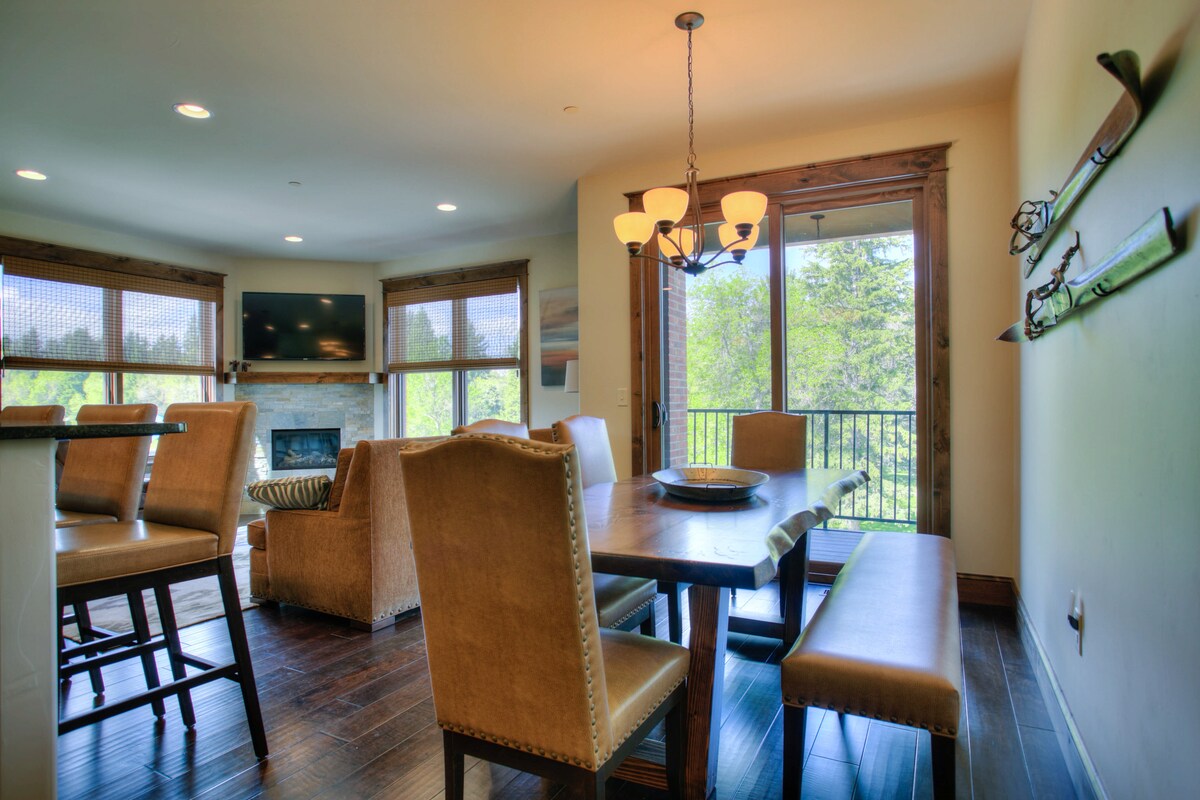 我们在博兹曼（ Bozeman ）生活边缘餐桌定制，将大自然带入室内。