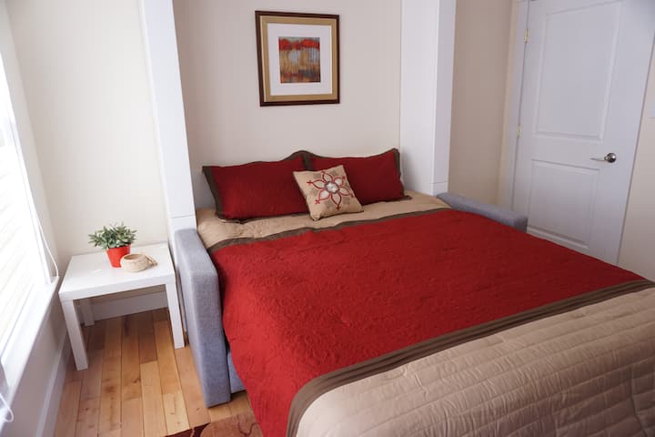 Chumba cha pili cha kulala kilicho na kitanda cha malkia Murphy.