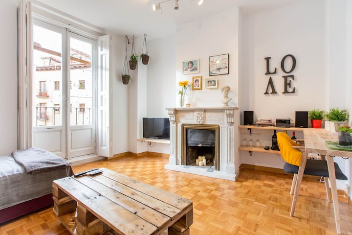 PLZMAYOR/2BDROOM/SAME BUT DIFFERENT