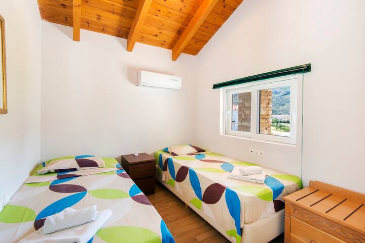 Bedroom number 3. With 2 single beds!