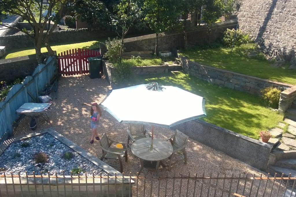 Garden area with picnic bench and washing line.