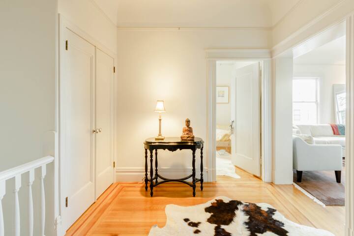 Luxe Apartment in Edwardian Home with Rooftop Deck gallery image 4