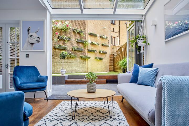 Stylish townhouse with garden in central London gallery image 4