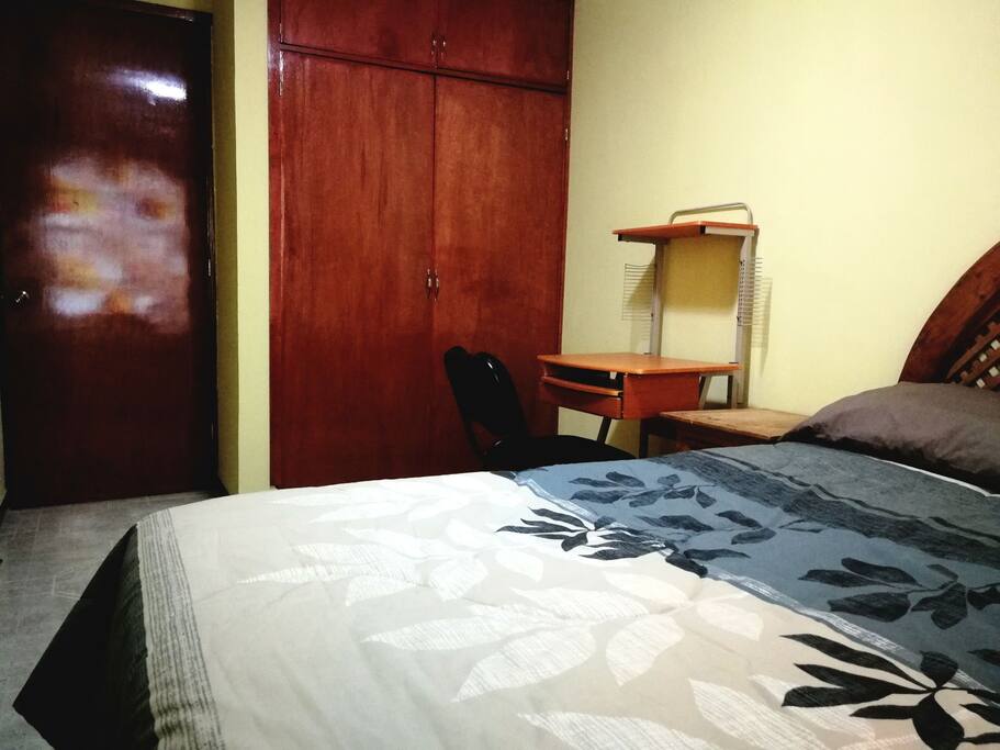 Amplio guarda ropa y mesa de trabajo