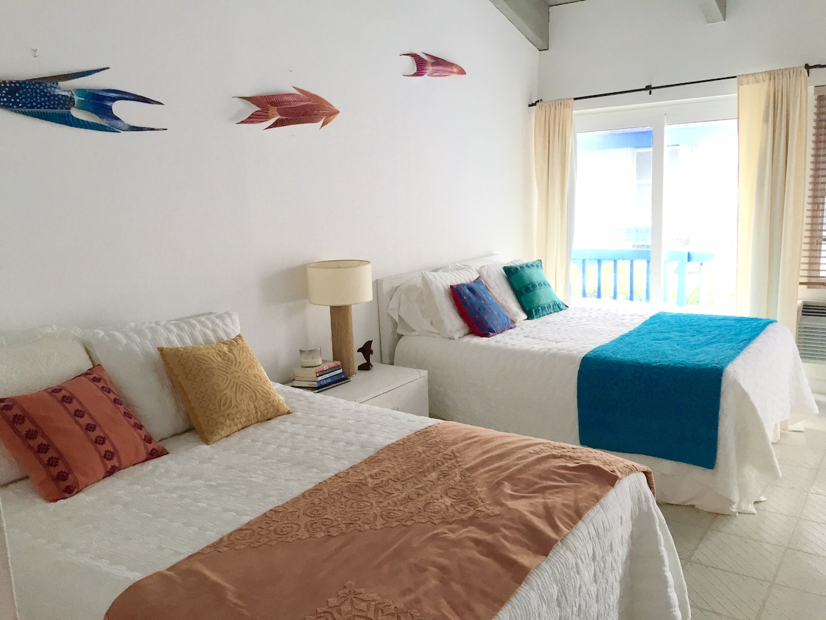 Спална соба со два кревета широки 137 - 191 см 