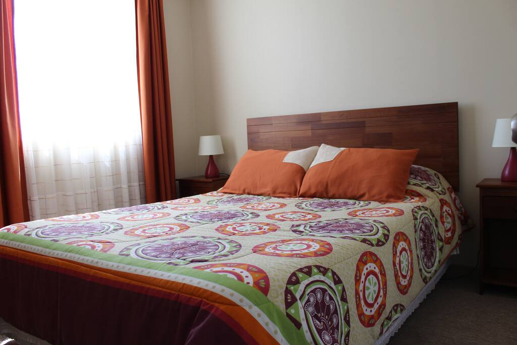 ~Dormitorio con cama de 2 plazas.
~Bedroom with one double bed.
~Schlafzimmer mit einem Bett.