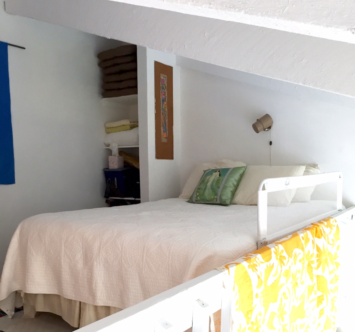 Брачен кревет (широк 150-179 см) во поткровје на горниот кат од дневната соба