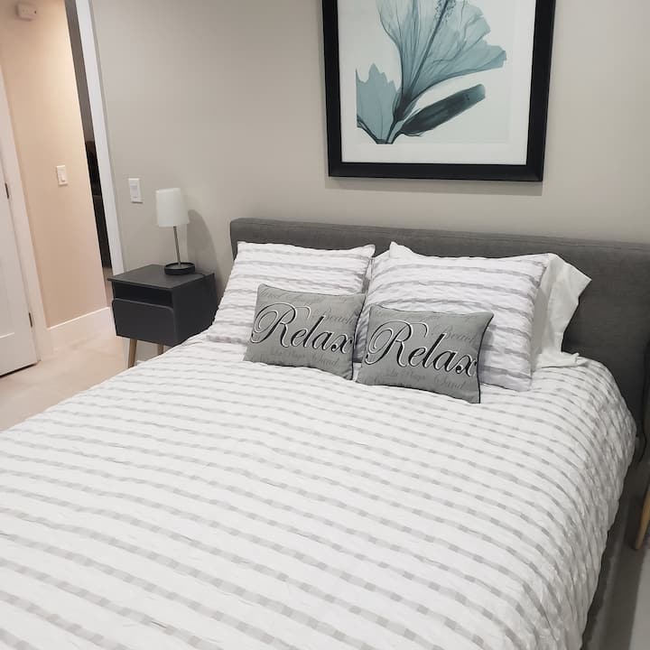 La chambre d'hôtes dispose d'un lit queen size et comprend 32" SmartTV