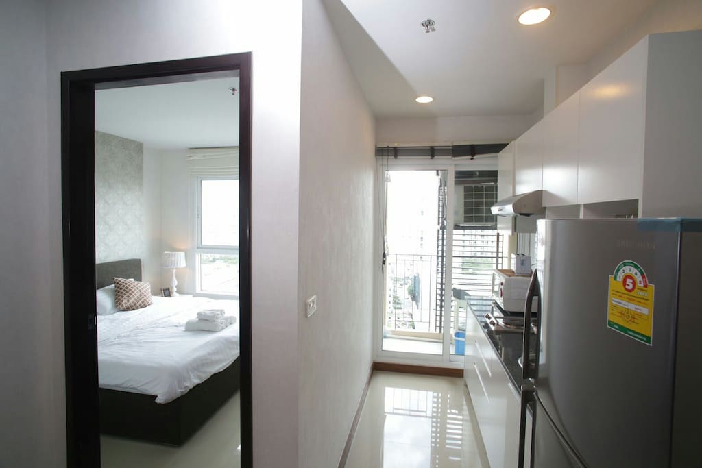 a kitchen with kitchen facilities and also a microwave, toaster, bread, pot of hot water, food just as we please. because, with appliances to food