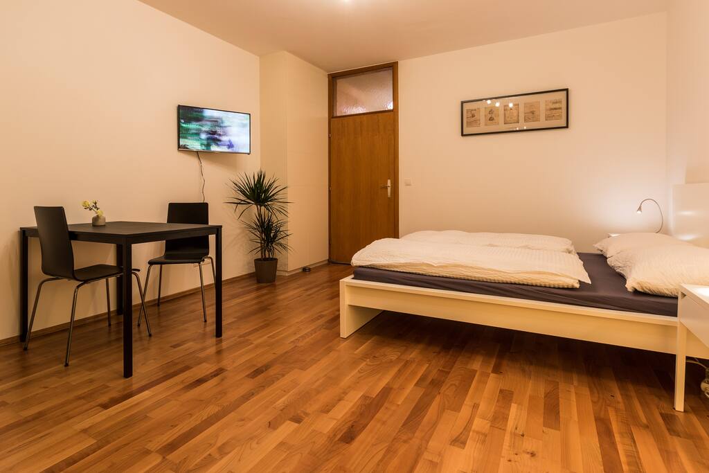 Geräumiges Zimmer mit Balkon