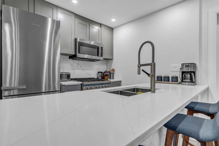 Trendy,Yaletown,2bd2bath, Pool,Gym hotTub&Parking gallery image 5