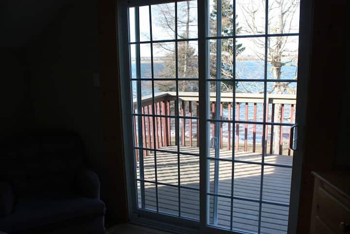 Sitaha la kujitegemea nje ya chumba kikuu cha kulala