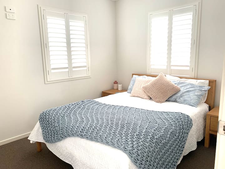 1BR Haven on Seashore, Stroll to Beach/Cafes!
