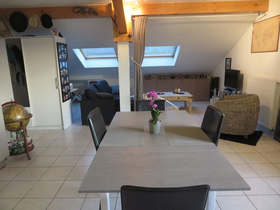 Coin salon sous mansarde en prolongement de la cuisine