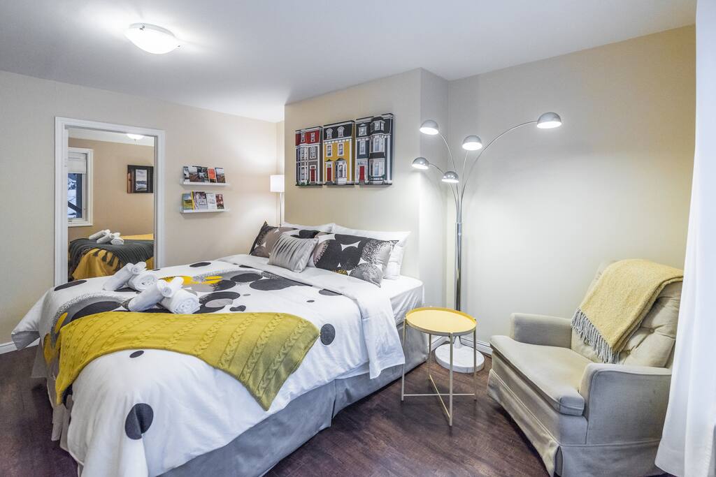 A cozy little sitting area is great for reading, watching TV, or swivelling towards the window and people-watching, a favourite downtown pastime!