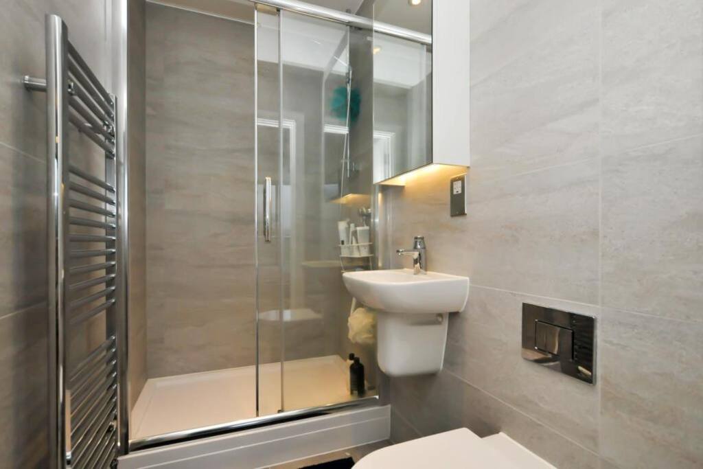 Master Bedroom bathroom