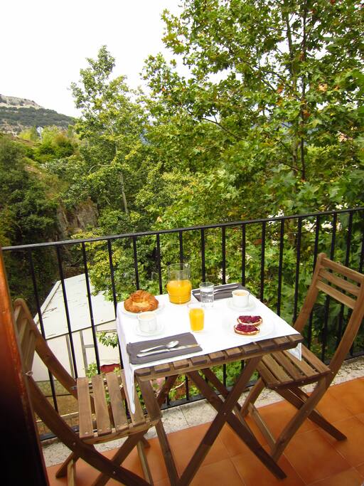 Balcón, (servicio de desayuno no incluido).
