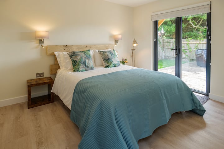 Dhomë gjumi master ensuite me dyer të dyfishta në kuvertë (dhe hamak)