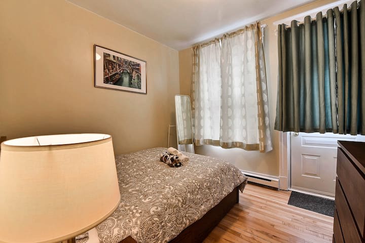 Spavaća soba br. 2: bračni krevet (širine 150-179 cm) + ogledalo za cijelo tijelo + 1 komoda + ugradbeni ormar 