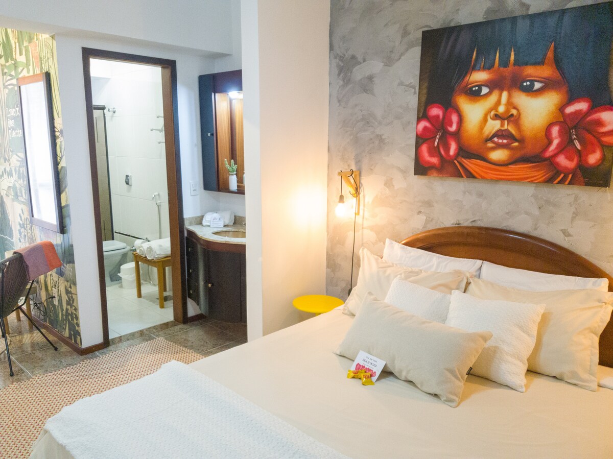 公寓二楼通风良好，配有标准双人床、带户外水槽的大卫生间。 一个舒适的小角落，让您放松身心，还有一个工作或学习的空间