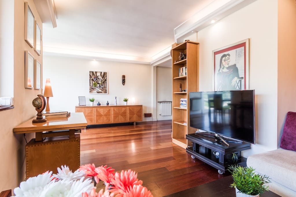 Salón con TV plasma
