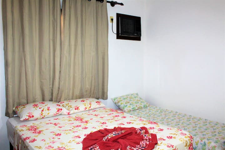 Suíte com cama de casal e cama de solteiro  / Suite with double and single beds