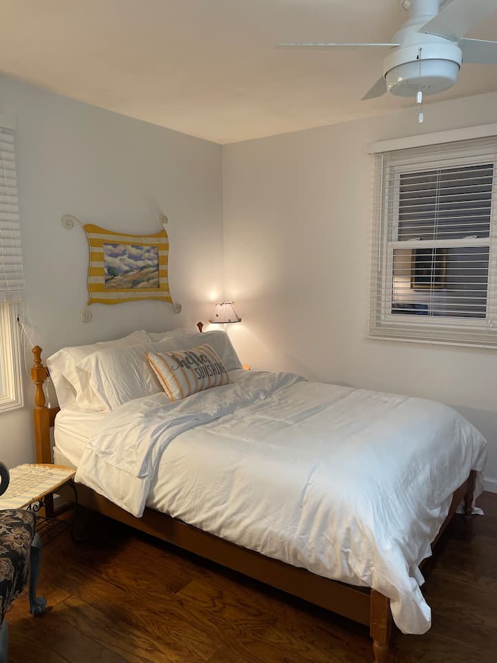 ห้องนอน #3
เตียงควีนไซส์เลควิว
ตู้เสื้อผ้าและตู้เสื้อผ้า