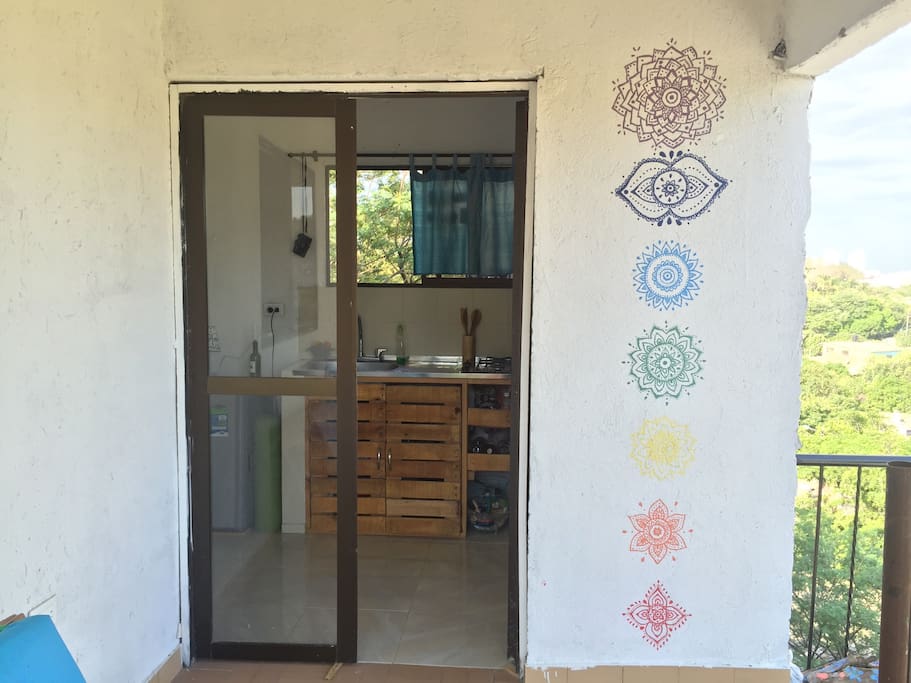 View of kitchen from terrace / vista de cocina desde terraza