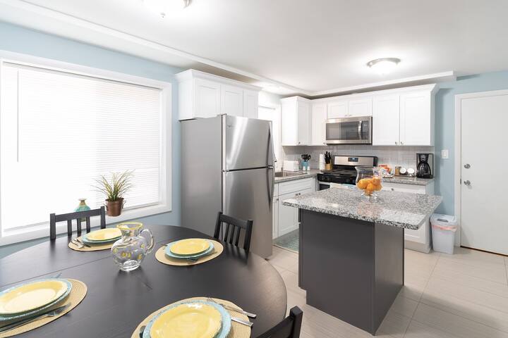 Spacious, CLEAN,2BDRM, PARKING, sleeps 5 coin W/D.