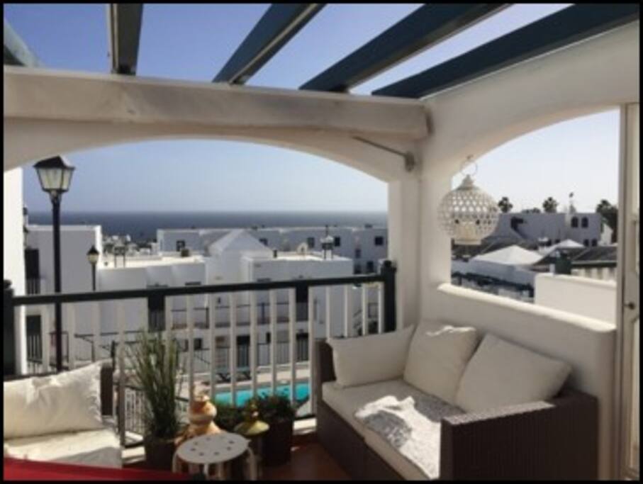 Fra terrassen ser man over til Fuertuventura