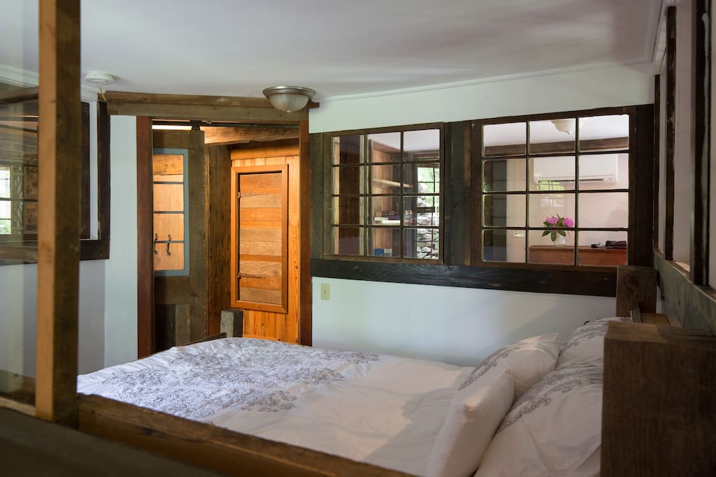 Bedroom (Queen)