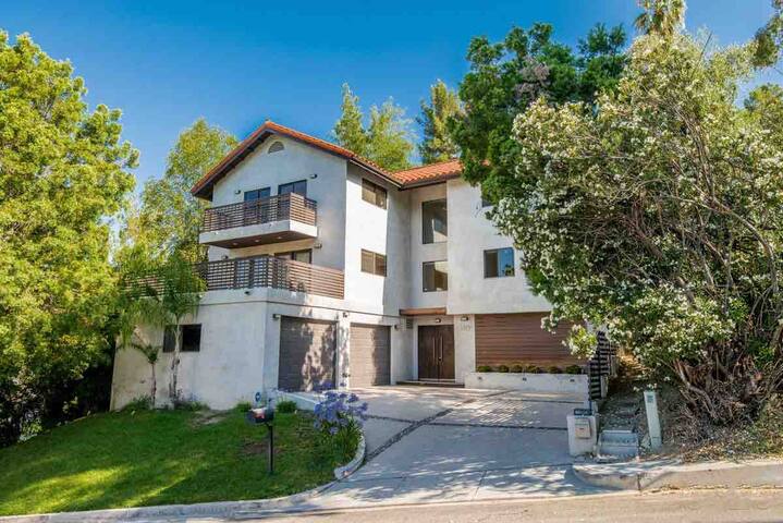 The HollyWoodland Family House gallery image 2