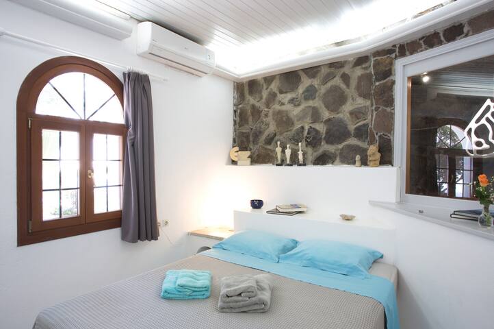 PRIVATE VILLA OVERLOOKING VOLCANO gallery image 3