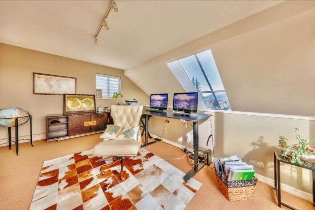 主卧室外的书房 可以看山景 城市景