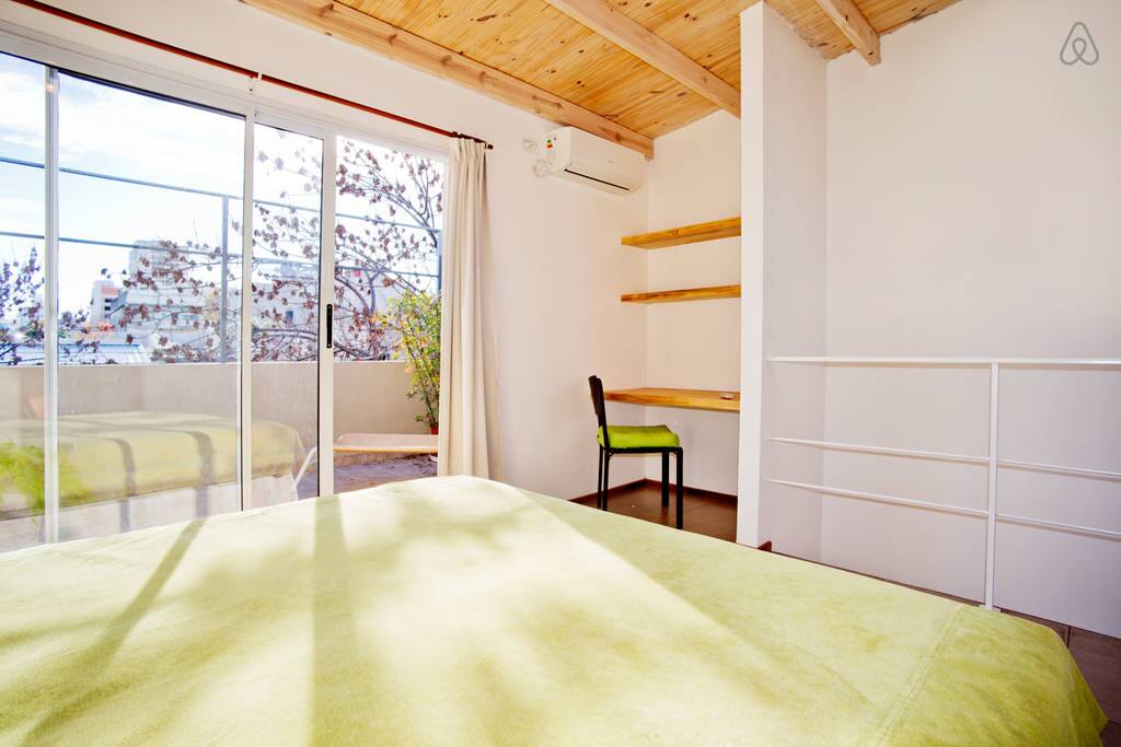 dormitorio y puerta a la terraza