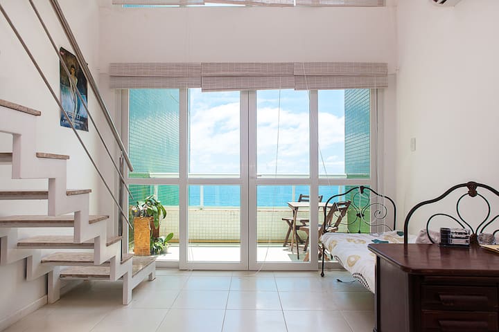 Sea view Mezzanine Loft! Air-con Pool Gym & Squash