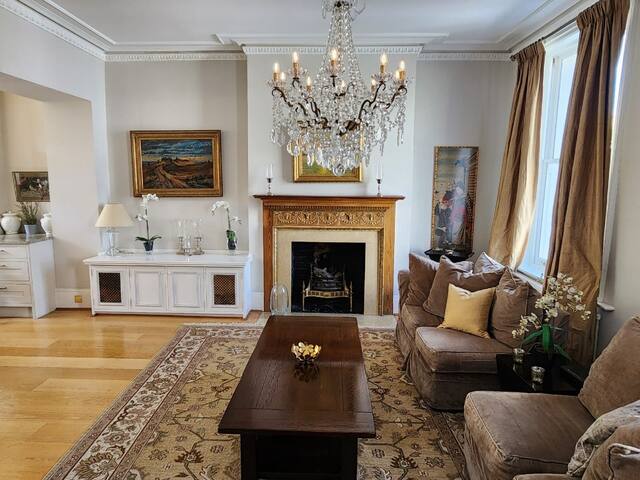 Chelsea & Kensington Townhouse with Roof Terrace gallery image 2