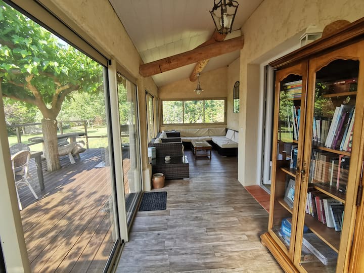 ระเบียงพร้อมห้องนั่งเล่นคูนและทีวี