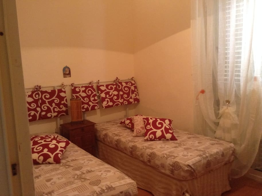 Two Beds Room/Stanzetta con due letti