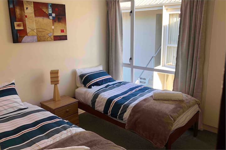 双床房，提供额外的毯子