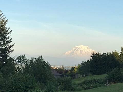 Private guesthouse with Mt Rainier & Valley Views