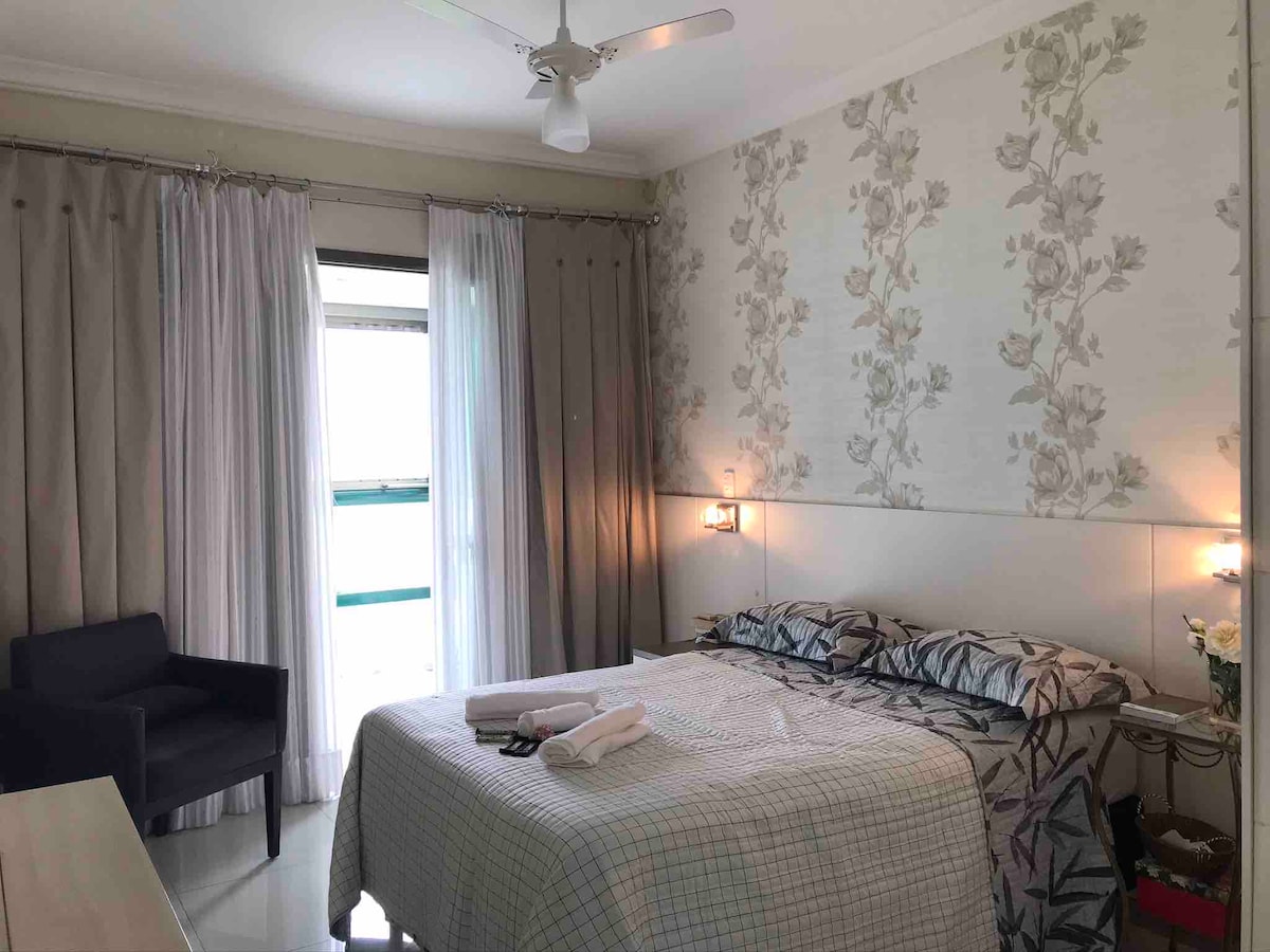 Apartman s klima-uređajem i stropnim ventilatorom 