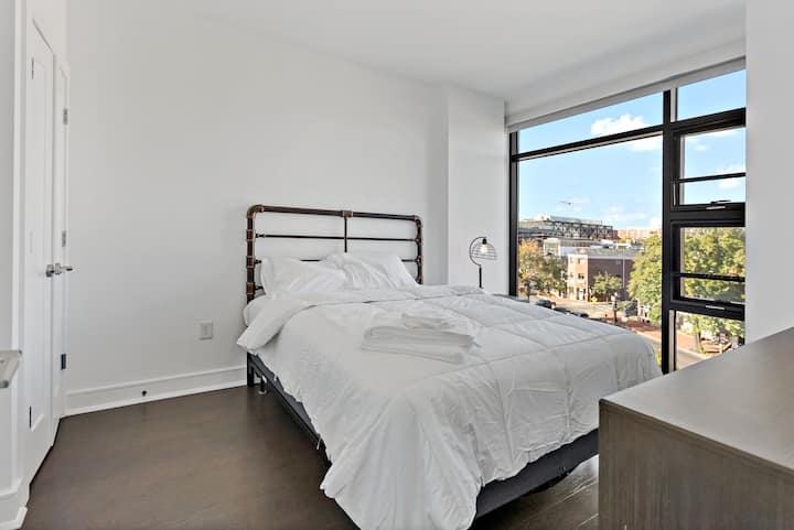 ห้องพักผ่อนสุดชิค: ตื่นขึ้นมาพบกับวิวเมืองที่สวยงามและบรรยากาศที่มีสไตล์และน่าดึงดูดใจ!