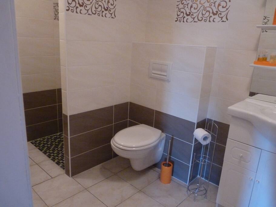 salle d'eau chambre jaune