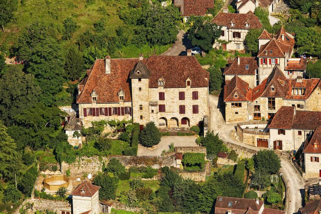 Vue du ciel sur le Château dans le village