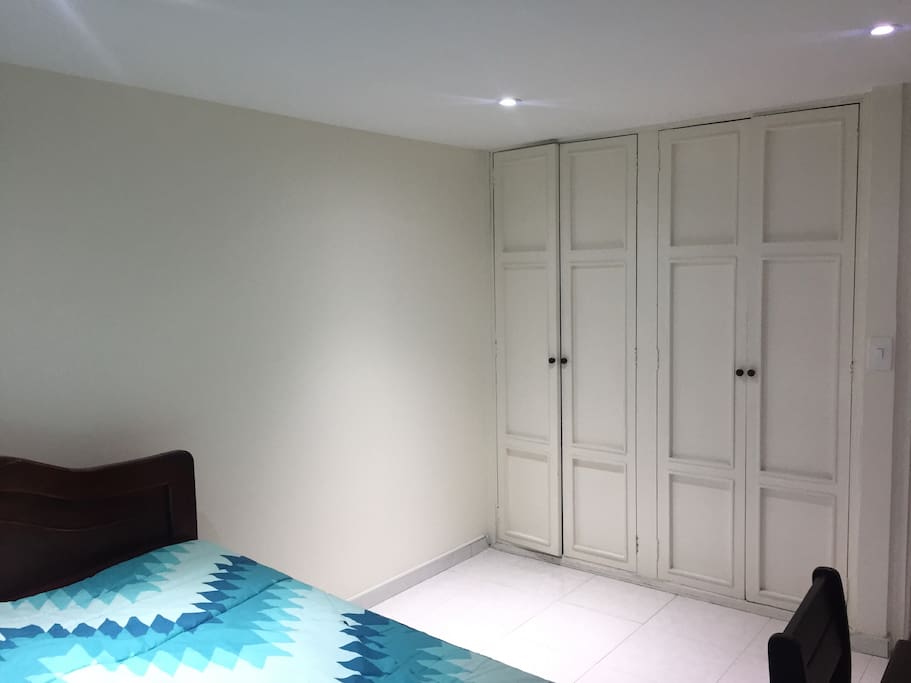 Habitación amoblada, viene con escritorio y silla