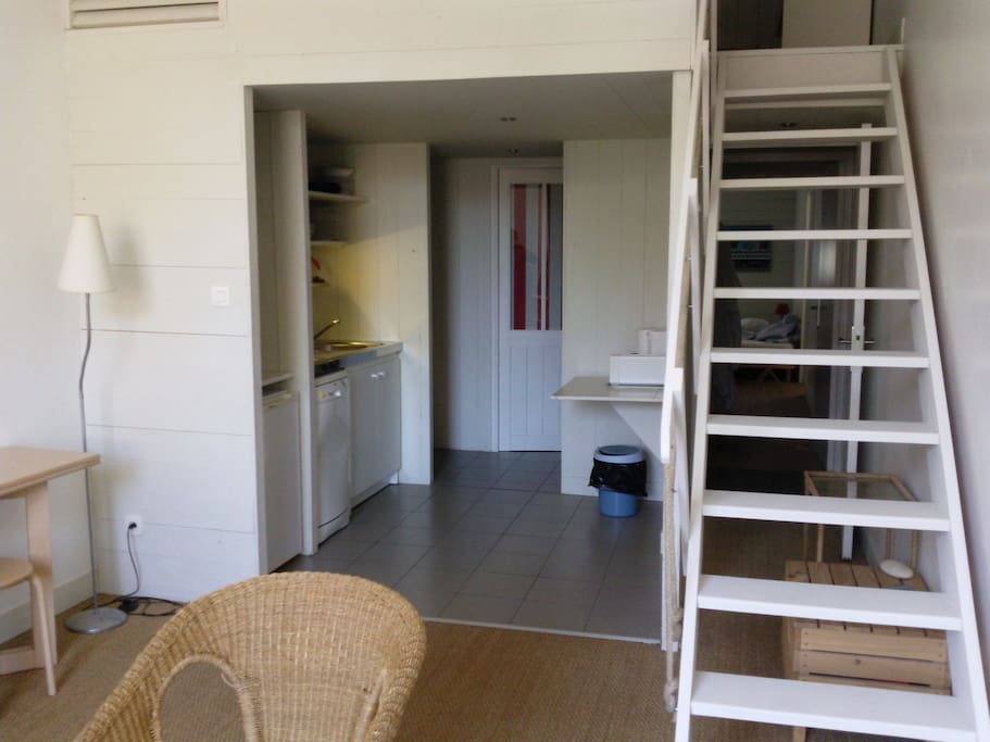 Appartement
Coin cuisine et porte de la salle de bain au fond