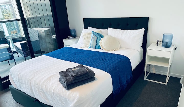 Queen size bed with memory foam mattress and deluxe mattress topper, fresh crisp hotel linen for a beautiful sleep. 