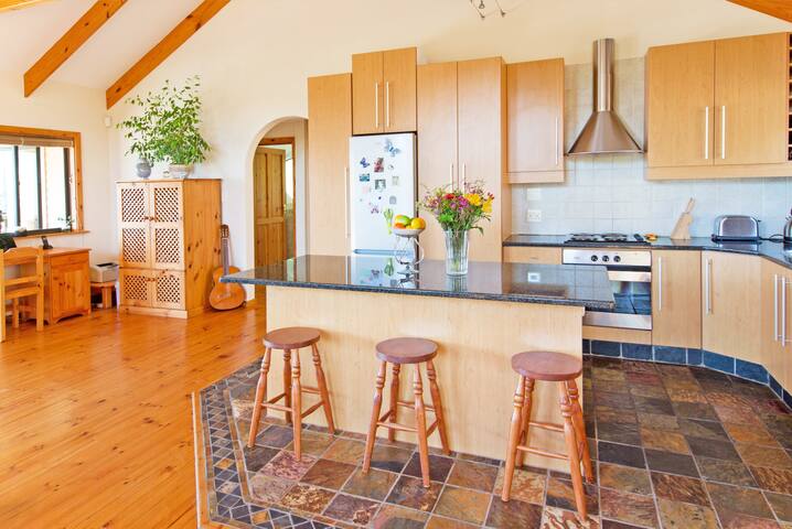 Beautiful home with spa & fabulous mountain views gallery image 4