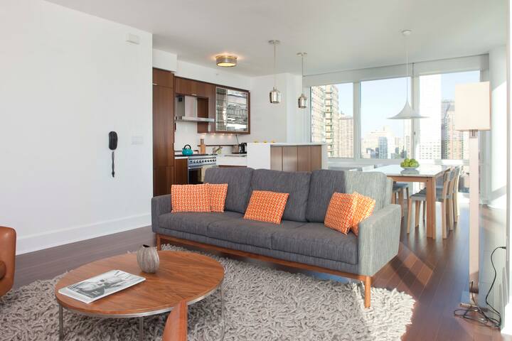 Breathtaking City Views 3 Bed Apt. in Lincoln Sq! gallery image 2